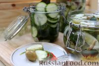 Фото к рецепту: Острый маринованный салат из огурцов