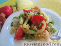 Фото к рецепту: Салат с болгарским перцем, жареным сулугуни и кабачками