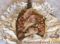 Фото приготовления рецепта: Камбала, запечённая с арахисом и беконом, в фольге - шаг №10