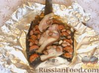 Фото к рецепту: Камбала, запечённая с арахисом и беконом, в фольге