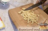 Фото приготовления рецепта: Тарталетки с салатом из ветчины и сыра, с грибами и помидорами - шаг №3