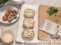 Фото приготовления рецепта: Тарталетки с салатом из ветчины и сыра, с грибами и помидорами - шаг №8