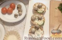 Фото приготовления рецепта: Тарталетки с салатом из ветчины и сыра, с грибами и помидорами - шаг №10