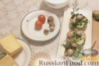 Фото приготовления рецепта: Тарталетки с салатом из ветчины и сыра, с грибами и помидорами - шаг №11