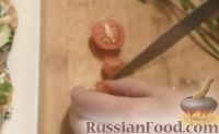 Фото приготовления рецепта: Тарталетки с салатом из ветчины и сыра, с грибами и помидорами - шаг №12
