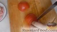 Фото приготовления рецепта: Молодые кабачки с фаршем, помидорами и сыром - шаг №3