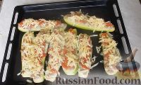 Фото приготовления рецепта: Молодые кабачки с фаршем, помидорами и сыром - шаг №8