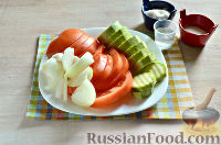 Фото приготовления рецепта: Маринованная закуска из кабачка, помидора и лука - шаг №3