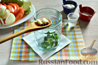 Фото приготовления рецепта: Маринованная закуска из кабачка, помидора и лука - шаг №5
