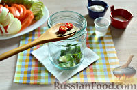 Фото приготовления рецепта: Маринованная закуска из кабачка, помидора и лука - шаг №6