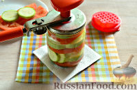 Фото приготовления рецепта: Маринованная закуска из кабачка, помидора и лука - шаг №9