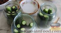Фото приготовления рецепта: Огурцы, маринованные с вишней, на зиму - шаг №3