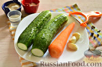 Фото приготовления рецепта: Маринованный салат из огурцов с морковью и чесноком - шаг №2