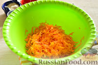 Фото приготовления рецепта: Маринованный салат из огурцов с морковью и чесноком - шаг №3