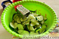 Фото приготовления рецепта: Маринованный салат из огурцов с морковью и чесноком - шаг №5