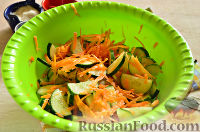 Фото приготовления рецепта: Маринованный салат из огурцов с морковью и чесноком - шаг №6