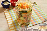 Фото приготовления рецепта: Маринованный салат из огурцов с морковью и чесноком - шаг №8