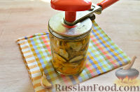 Фото приготовления рецепта: Маринованный салат из огурцов с морковью и чесноком - шаг №11