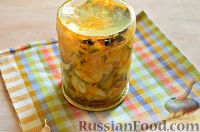 Фото приготовления рецепта: Маринованный салат из огурцов с морковью и чесноком - шаг №12