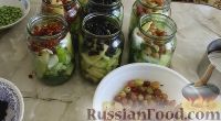 Фото приготовления рецепта: Кабачки, маринованные с ягодами и горошком, на зиму - шаг №4