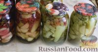 Фото приготовления рецепта: Кабачки, маринованные с ягодами и горошком, на зиму - шаг №7