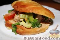 Фото к рецепту: Салат с куриным филе, болгарским перцем, шпинатом (в лепешке)
