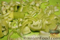 Фото приготовления рецепта: Салат с куриным филе, болгарским перцем, шпинатом (в лепешке) - шаг №9