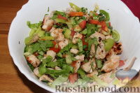 Фото приготовления рецепта: Салат с куриным филе, болгарским перцем, шпинатом (в лепешке) - шаг №10