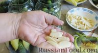 Фото приготовления рецепта: Острые маринованные огурцы с перцем (без стерилизации) - шаг №3
