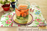 Фото приготовления рецепта: Маринованный салат из помидоров, огурцов, моркови (на зиму) - шаг №5
