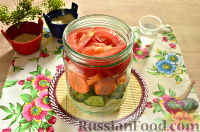 Фото приготовления рецепта: Маринованный салат из помидоров, огурцов, моркови (на зиму) - шаг №6