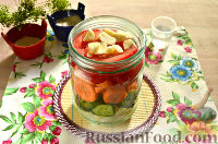 Фото приготовления рецепта: Маринованный салат из помидоров, огурцов, моркови (на зиму) - шаг №7
