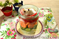 Фото приготовления рецепта: Маринованный салат из помидоров, огурцов, моркови (на зиму) - шаг №8