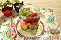 Фото приготовления рецепта: Маринованный салат из помидоров, огурцов, моркови (на зиму) - шаг №9