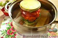 Фото приготовления рецепта: Маринованный салат из помидоров, огурцов, моркови (на зиму) - шаг №10