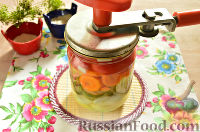 Фото приготовления рецепта: Маринованный салат из помидоров, огурцов, моркови (на зиму) - шаг №11