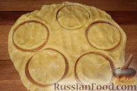 Фото приготовления рецепта: Пирожные "Корзиночки" с вишней и клубникой - шаг №6