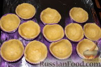 Фото приготовления рецепта: Пирожные "Корзиночки" с вишней и клубникой - шаг №7