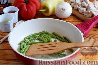 Фото приготовления рецепта: Салат с куриным филе, стручковой фасолью и сладким перцем - шаг №4