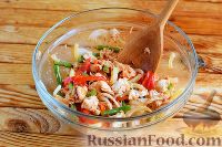 Фото приготовления рецепта: Салат с куриным филе, стручковой фасолью и сладким перцем - шаг №9
