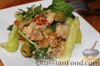 Фото к рецепту: Теплый салат с болгарским перцем, лососем и рукколой