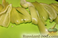 Фото приготовления рецепта: Теплый салат с болгарским перцем, лососем и рукколой - шаг №5