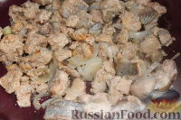 Фото приготовления рецепта: Теплый салат с болгарским перцем, лососем и рукколой - шаг №6