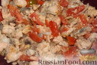 Фото приготовления рецепта: Теплый салат с болгарским перцем, лососем и рукколой - шаг №7