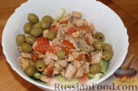 Фото приготовления рецепта: Теплый салат с болгарским перцем, лососем и рукколой - шаг №9