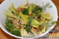 Фото приготовления рецепта: Теплый салат с болгарским перцем, лососем и рукколой - шаг №10