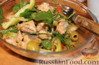 Фото приготовления рецепта: Теплый салат с болгарским перцем, лососем и рукколой - шаг №11