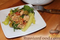 Фото приготовления рецепта: Теплый салат с болгарским перцем, лососем и рукколой - шаг №12