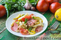 Фото к рецепту: Теплый салат из пасты, с колбасой, помидорами и цуккини