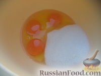 Фото приготовления рецепта: Шарлотка с абрикосами (в мультиварке) - шаг №3